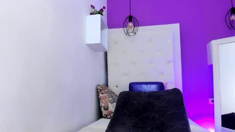 Snapshot of luna_ebony69 chatting on 11/23/25, 11:43 Luna online show from 11/23/25, 11:43