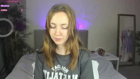 Snapshot of luna_go1d chatting on 09/27/25, 11:54 Luna online show from 09/27/25, 11:54