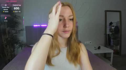 Snapshot of luna_go1d chatting on 10/19/25, 12:22 Luna online show from 10/19/25, 12:22