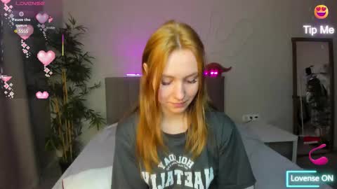 Snapshot of luna_go1d chatting on 10/24/25, 11:23 Luna online show from 10/24/25, 11:23