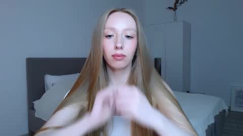 Luna online show from 09/15/25, 07:03