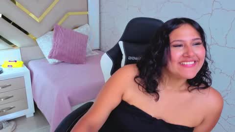 Snapshot of luna_jonez2 chatting on 11/24/25, 02:17 Luna Jonez online show from 11/24/25, 02:17