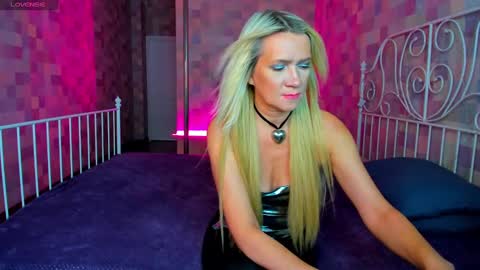 luna_lew1s online show from 01/17/25, 08:13