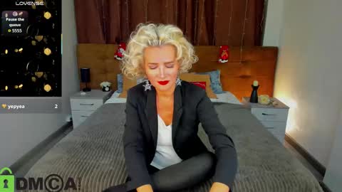 luna_lew1s online show from 12/17/25, 09:15