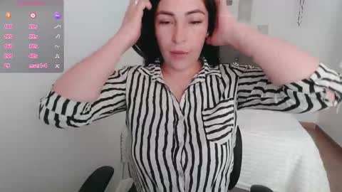 Snapshot of luna_lgomez chatting on 10/09/25, 12:14 luna online show from 10/09/25, 12:14