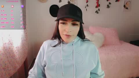 Snapshot of luna_lgomez chatting on 11/12/25, 12:38 luna online show from 11/12/25, 12:38