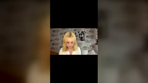 Snapshot of luna_linn chatting on 03/21/26, 12:21 Luna online show from 03/21/26, 12:21