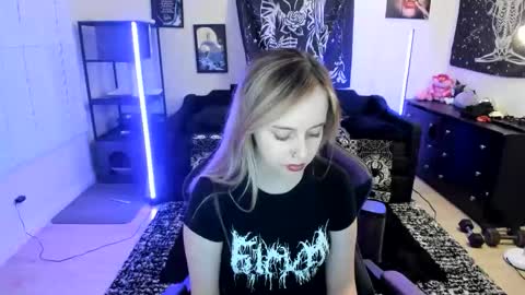 Luna online show from 04/30/26, 02:29