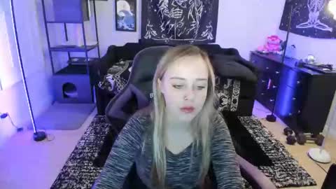 Luna online show from 05/19/26, 01:56