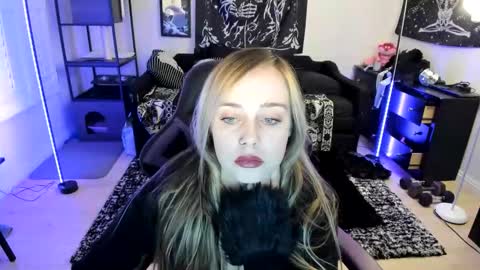 Luna online show from 05/27/26, 01:57