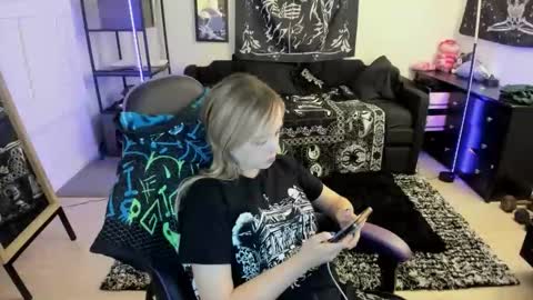 Luna online show from 06/08/26, 04:02