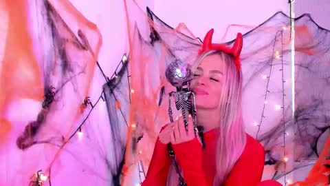 Luna Marquez online show from 10/26/25, 10:04