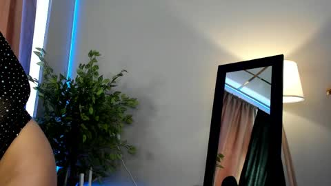 Snapshot of luna_mee chatting on 04/28/26, 01:37 Adele online show from 04/28/26, 01:37