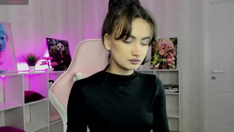 Snapshot of luna_mee chatting on 05/19/26, 01:00 Adele online show from 05/19/26, 01:00