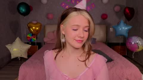Snapshot of luna_moran chatting on 06/05/26, 06:52 Lina online show from 06/05/26, 06:52