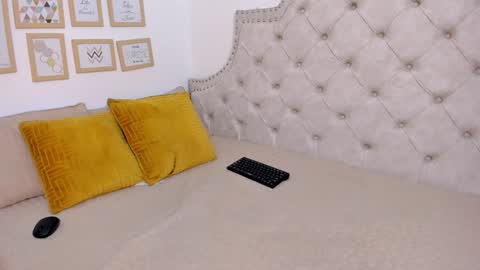 luna_valle online show from 01/22/25, 02:37