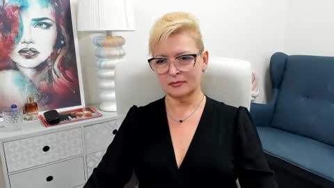 L u n a online show from 07/25/26, 06:55