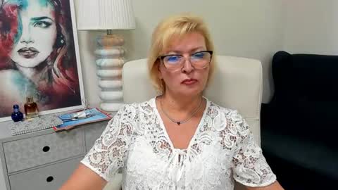 L u n a online show from 08/05/26, 07:11