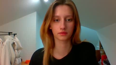 Snapshot of luna_xsensual chatting on 12/18/24, 02:49 L U N A online show from 12/18/24, 02:49