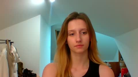 Snapshot of luna_xsensual chatting on 12/27/24, 06:10 L U N A online show from 12/27/24, 06:10