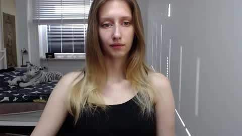Snapshot of luna_xsensual chatting on 09/10/25, 05:29 L U N A online show from 09/10/25, 05:29