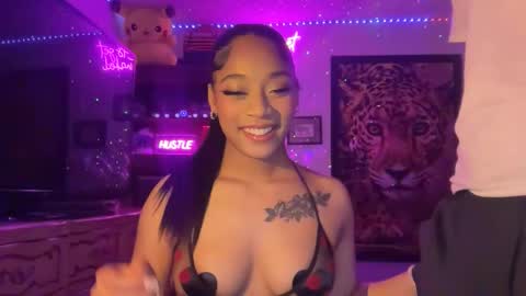 lunaa_11 online show from 05/12/26, 06:32