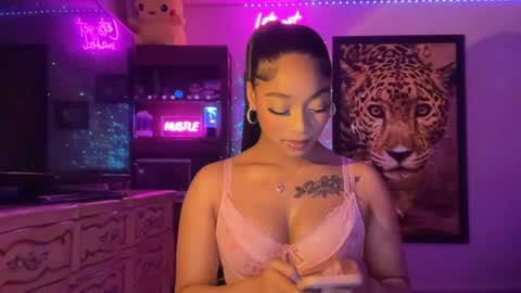 lunaa_11 online show from 06/19/26, 05:45