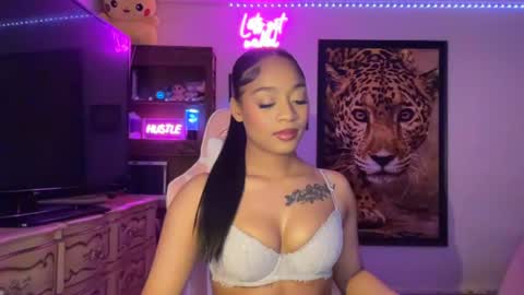 lunaa_11 online show from 08/01/26, 05:29