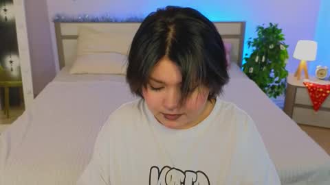 Snapshot of lunaa_blisss chatting on 12/14/25, 10:31 Alisa online show from 12/14/25, 10:31