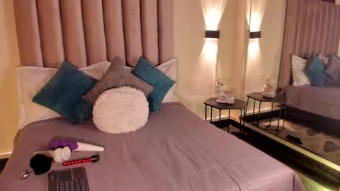 lunaa_moonn online show from 05/23/26, 07:29
