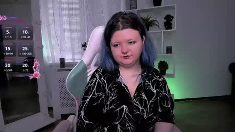 Snapshot of lunaar_ chatting on 04/17/26, 05:43 Luna online show from 04/17/26, 05:43