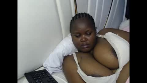 lunabloom01 online show from 10/01/25, 03:07