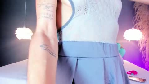 Snapshot of lunabloomn chatting on 10/17/25, 05:15 Luna  online show from 10/17/25, 05:15