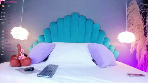 Snapshot of lunabloomn chatting on 10/21/25, 05:13 Luna  online show from 10/21/25, 05:13