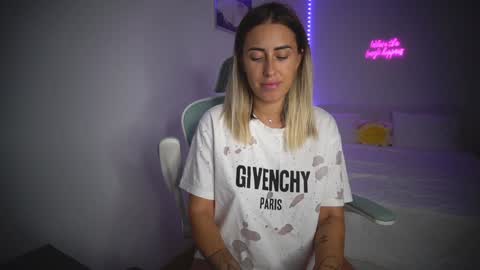 Snapshot of lunaink_ chatting on 10/28/25, 03:14 Laura online show from 10/28/25, 03:14