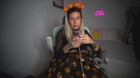 Snapshot of lunaink_ chatting on 10/31/25, 10:27 Laura online show from 10/31/25, 10:27