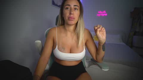 Snapshot of lunaink_ chatting on 11/04/25, 10:36 Laura online show from 11/04/25, 10:36