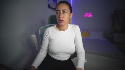 Snapshot of lunaink_ chatting on 11/05/25, 11:32 Laura online show from 11/05/25, 11:32