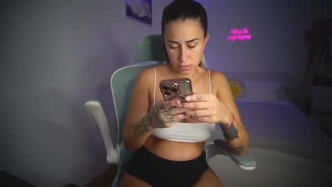 Snapshot of lunaink_ chatting on 11/14/25, 11:53 Laura online show from 11/14/25, 11:53