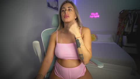 Snapshot of lunaink_ chatting on 11/21/25, 12:04 Laura online show from 11/21/25, 12:04