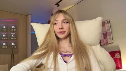 Luna online show from 12/01/25, 12:26