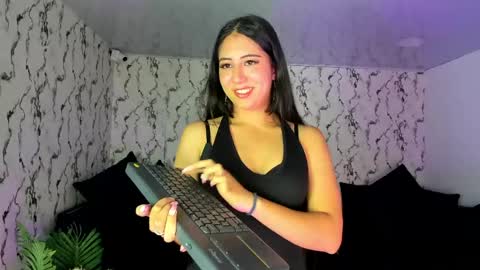 Snapshot of lunaliaa_ chatting on 05/15/26, 05:25 Lunalia online show from 05/15/26, 05:25