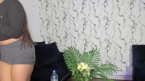 Snapshot of lunaliaa_ chatting on 06/12/26, 05:39 Lunalia online show from 06/12/26, 05:39