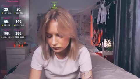 Luna online show from 10/16/25, 03:46