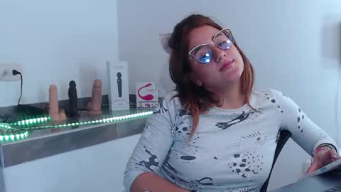 Snapshot of lunapalmer01 chatting on 01/18/25, 02:12 Julieth online show from 01/18/25, 02:12