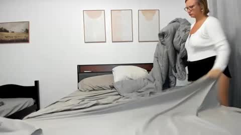 LunaPearl   online show from 09/20/25, 08:32