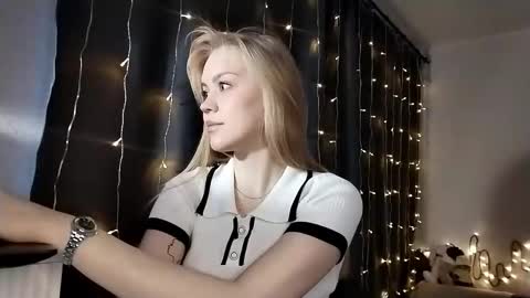 Snapshot of lunapeony chatting on 12/05/25, 05:27 lunapeony online show from 12/05/25, 05:27