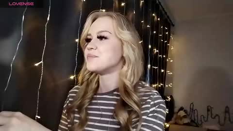 Snapshot of lunapeony chatting on 12/16/25, 06:51 lunapeony online show from 12/16/25, 06:51