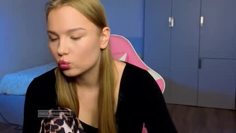 Snapshot of lunar_flare chatting on 11/07/25, 12:05 Luna online show from 11/07/25, 12:05