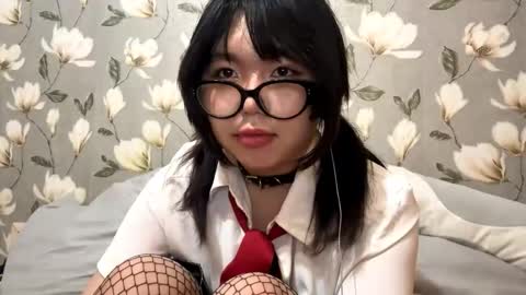 Snapshot of lunaraus chatting on 10/24/25, 02:13 Yuna online show from 10/24/25, 02:13